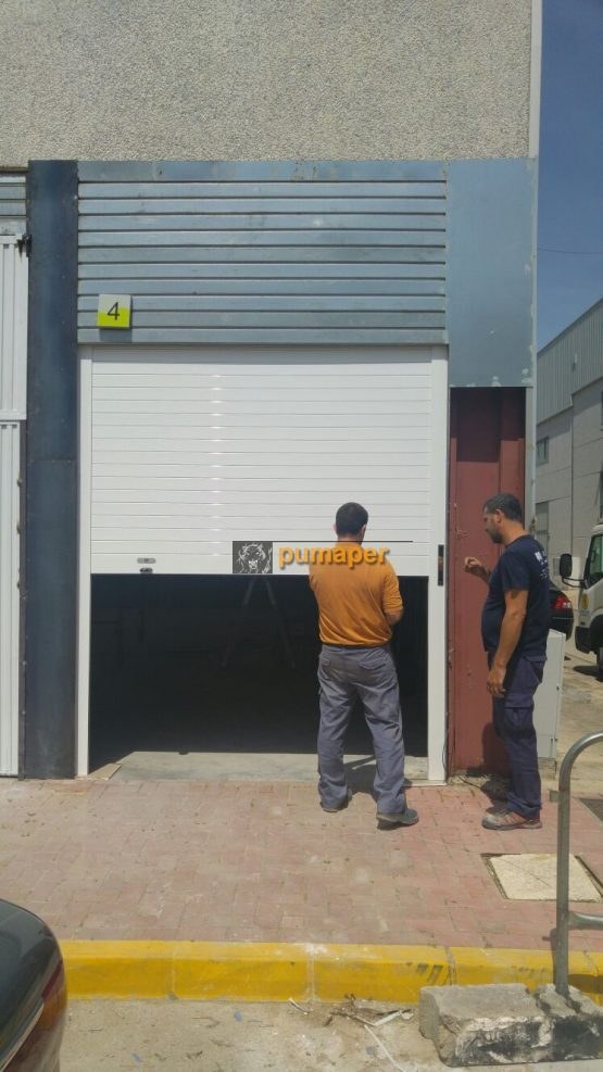 Cierre enrollable de aluminio instalado en Gines, Sevilla.