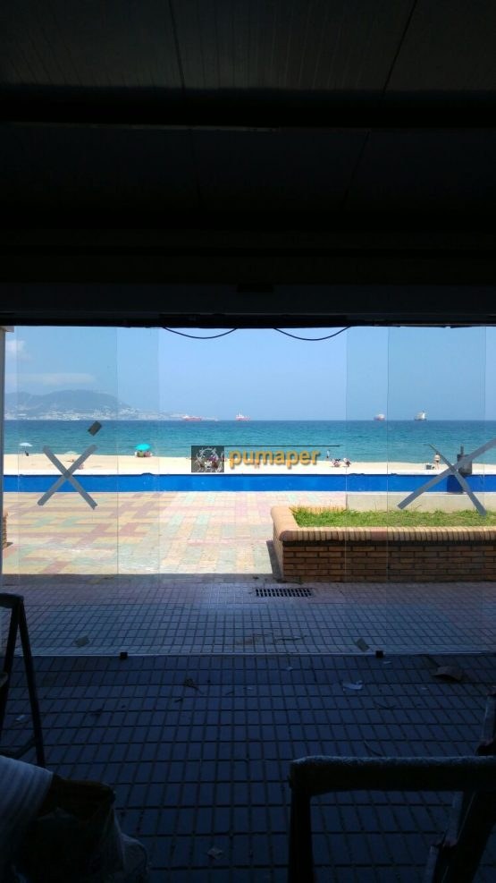Instalación de puerta automática de cristal en playa de Getares, Algeciras