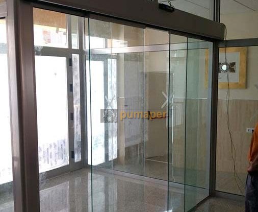 Puerta automática de cristal instalada en Barbate Cádiz