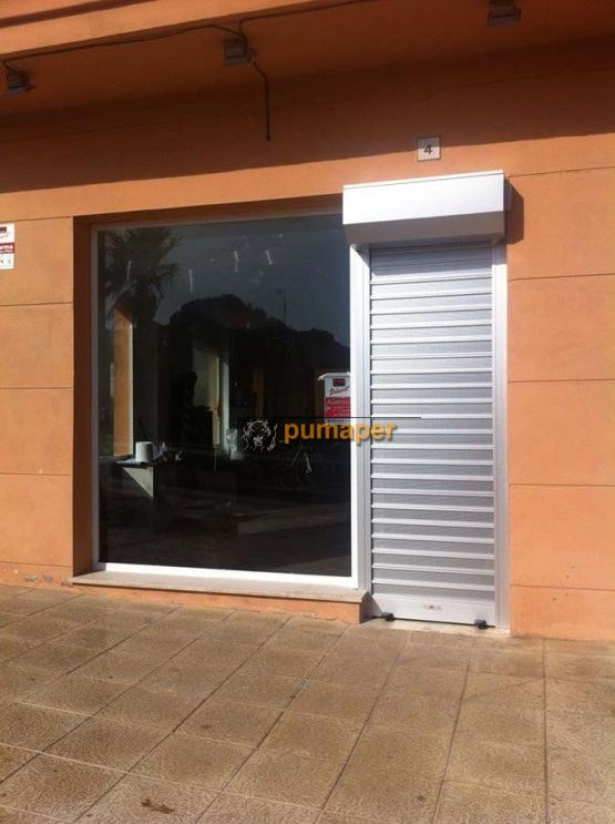Persianas de seguridad microperforadas.
