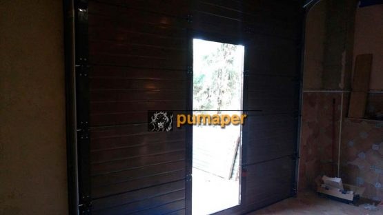 Puerta seccional con puerta peatonal insertada