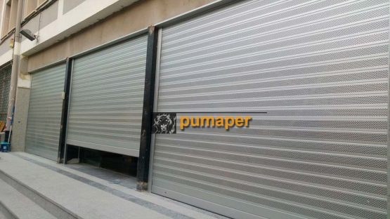 Instalación de persianas de seguridad y puertas automáticas de cristal.