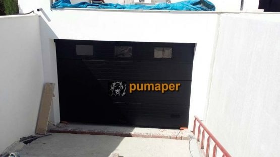 Puerta seccional con ventanas instalada en Marbella