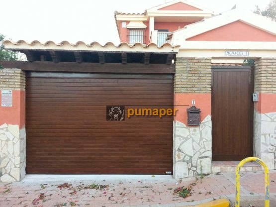 Cierre enrollable aluminio recto doble pared imitación madera con puerta peatonal