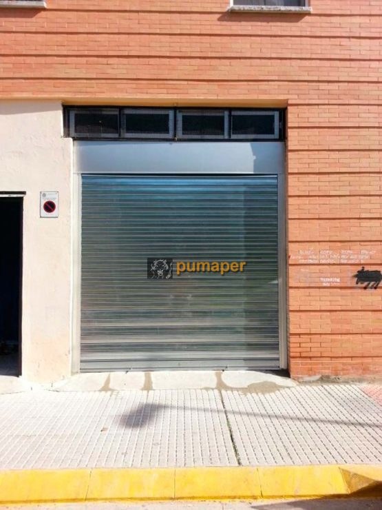 Cierre enrollable galvanizado con guías y cajón de aluminio en plata.