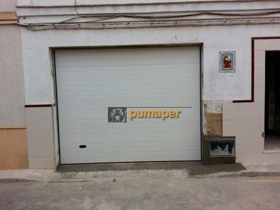 Puerta seccional instalada en Jerez, Cádiz