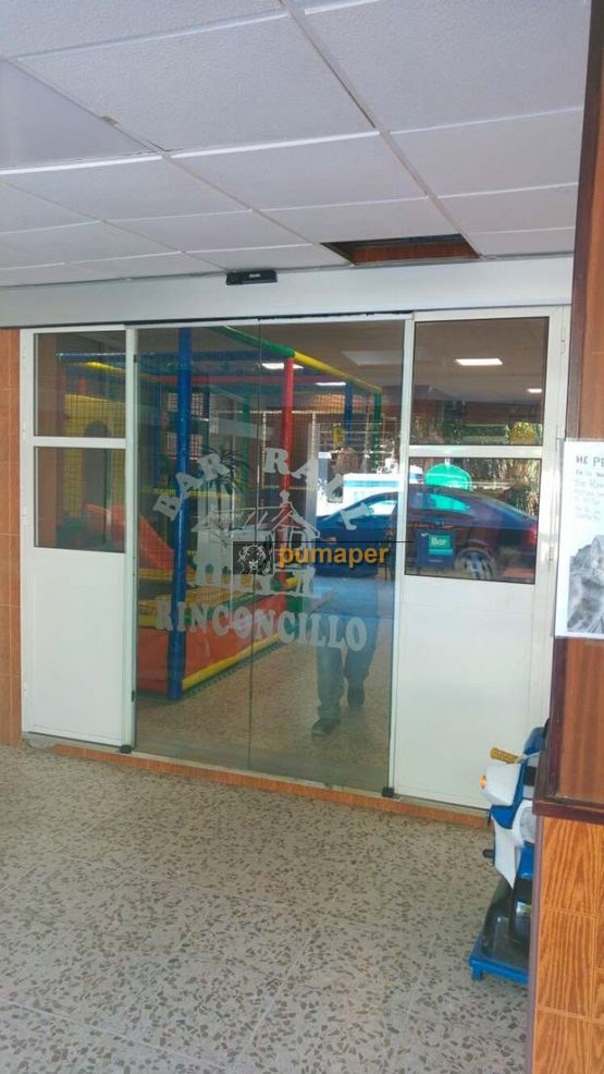 Puerta automática de Cristal